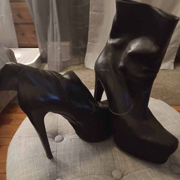 Stuart Weitzman - Picture 3 of 3